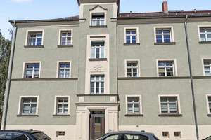 Leipzig-Engelsdorf | Stilvolle 3-Zimmer-Altbauwohnung mit Südbalkon in denkmalgeschütztem Altbau – Die vollständige Adresse der Immobilie erhältst du vom Anbieter., 4319 Engelsdorf, Leipzig – Vorschaubild 1