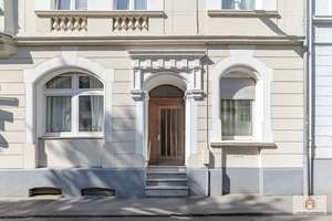 Großzügiges Altbaujuwel mit Gestaltungspotenzial: 5-Zimmer-Wohnung