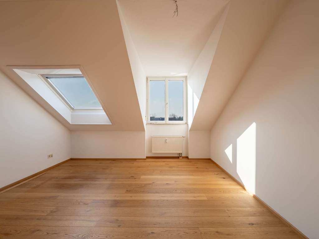 Immobilie in Höhenkirchen-Siegertsbrunn - Lichtdurchflutete 3-Zimmer-Dachgeschosswohnung mit Balkon in ruhiger Lage - Bild 4