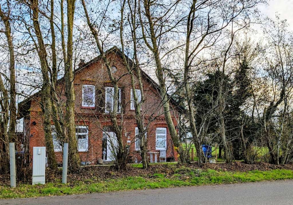 Immobilie in Brake - Kernsaniertes Landhaus mit viel Charme auf  ca. 2.100 m² großem Grundstück! - Bild 1