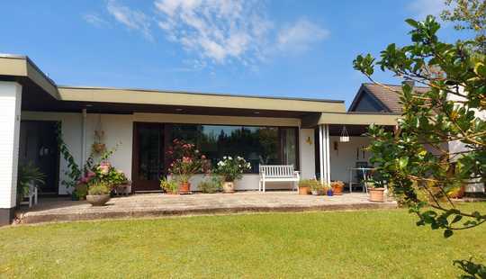 Bild von Bungalow mit Garten, ausgebautem Keller und Doppelgarage in ruhiger Lage