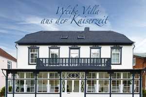Weiße Stadtvilla in Travemünde. 200 m von der Trave entfernt. In gehobener Wohnlage von Travemünde. – Am Lotsenberg 11, 23570 Lübeck – Vorschaubild 1