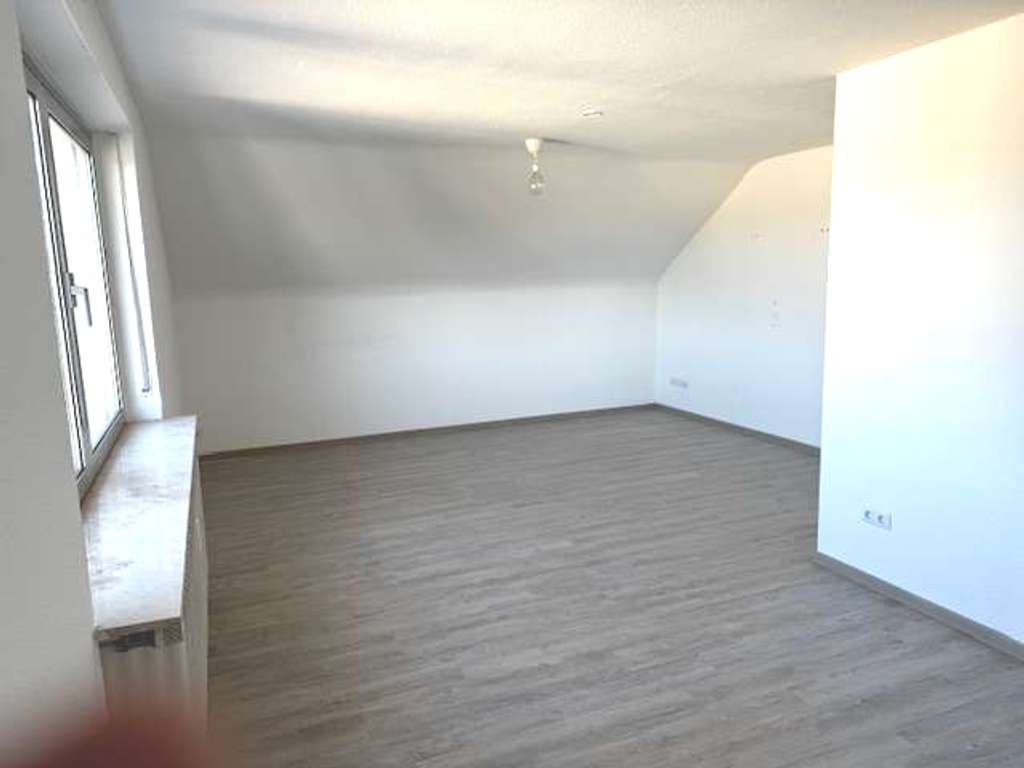 Immobilie in Enkenbach-Alsenborn - Dachgeschoss-Glück: 2 ZKB, renoviert in Enkenbach-Alsenborn - Bild 1