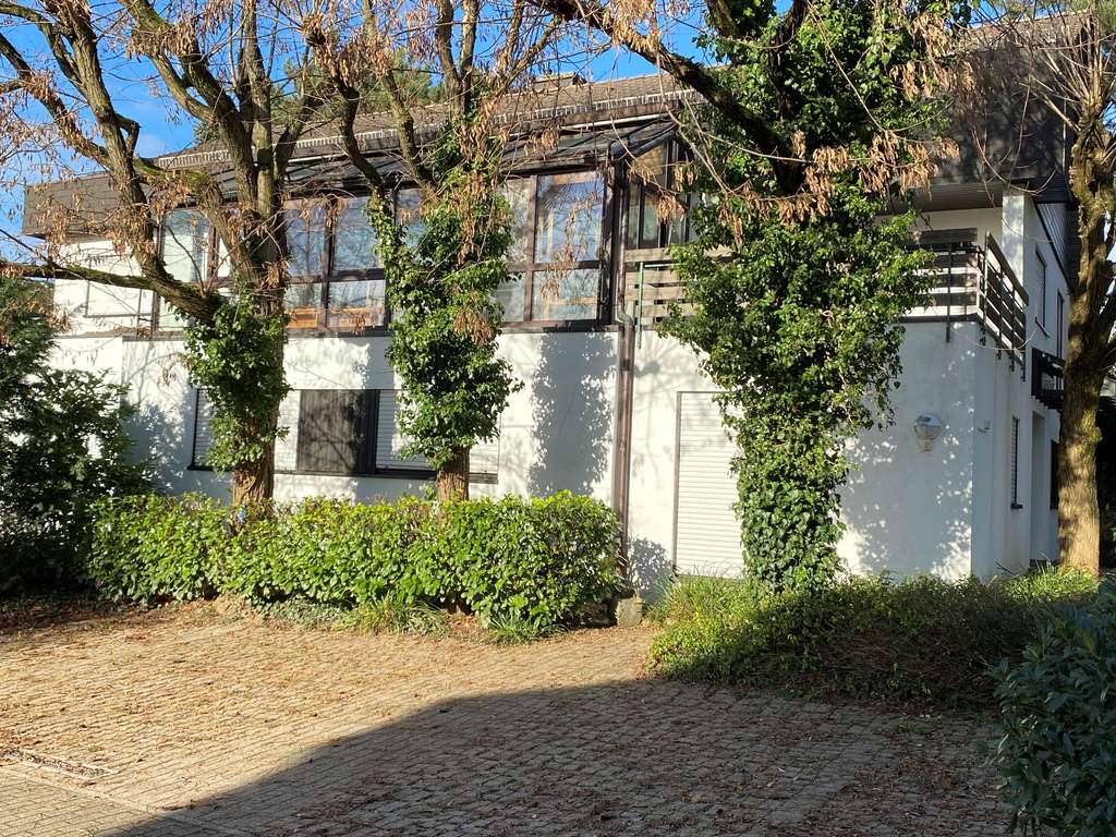 Immobilie in Sinzheim - Großzügiges EFH mit 14 Zimmern, gr. Garten und ELW in ruhiger Lage von Sinzheim - Bild 1