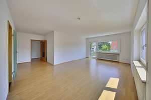 Sonnige 3-Zimmer-Wohnung mit Balkon und Garage im gewachsenen Wohngebiet von Nürnberg-Altenfurt – Die vollständige Adresse der Immobilie erhältst du vom Anbieter., 90475 Altenfurt, Moorenbrunn, Nürnberg – Vorschaubild 2