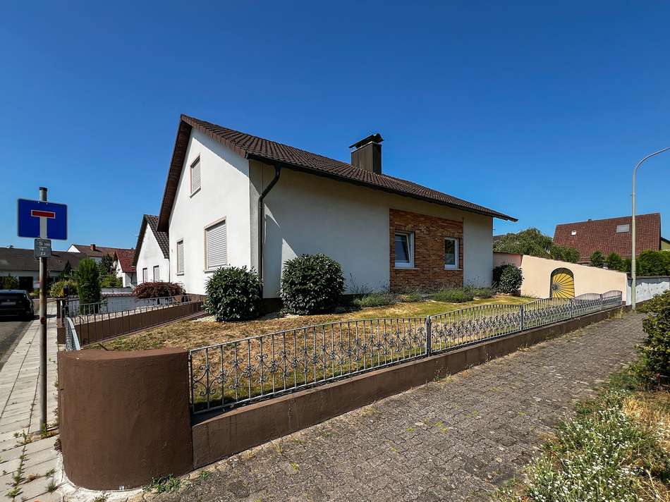 Aussen Haus Strassenseite