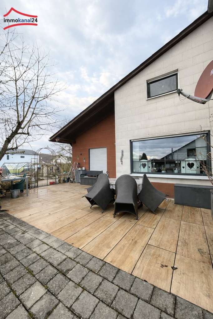 Immobilie in Solnhofen - Ein Haus für die Zukunft - Viel Platz, großer Garten mit Pool und Garagen in 91807 Solnhofen - Bild 3