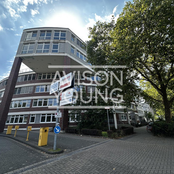Modernes Bürogebäude mit markanter Architektur in Köln-Braunsfeld