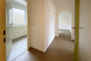 NBG-EIBACH: KOMPLETT SANIERUNGSBEDÜRFTIGES 2-FAMILIEN-REIHENMITTELHAUS OHNE GARAGE IN RUHIGER LAGE – Riedenburger Straße 39, 90451 Röthenbach Ost, Nürnberg – Vorschaubild 13