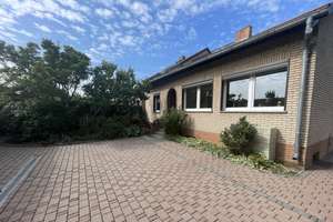 Doppelhaushälfte mit großzügigem Grundstück, Pool und vielseitigen Nutzungsmöglichkeiten – Die vollständige Adresse der Immobilie erhältst du vom Anbieter., 3099 Kolkwitz – Vorschaubild 1