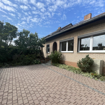 Doppelhaushälfte mit großzügigem Grundstück, Pool und vielseitigen Nutzungsmöglichkeiten