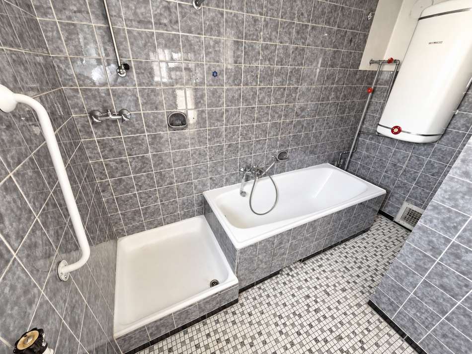 Badewanne und Dusche