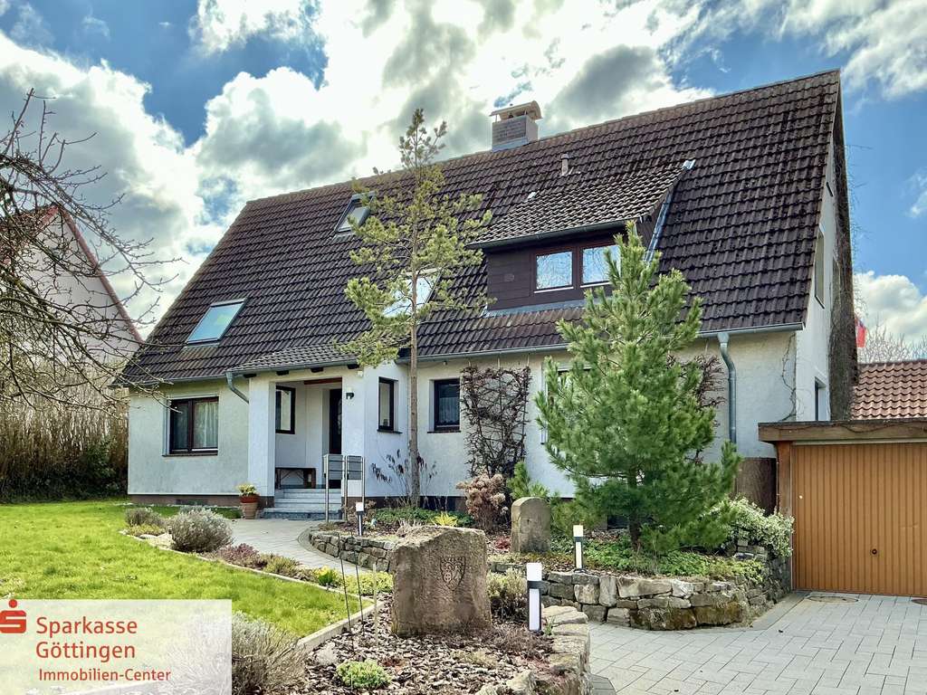 Immobilie in Friedland - Zweifamilienhaus mit Fernblick und außergewöhnlichem Grundstück in Ortsrandlage von Groß Schneen - Bild 0