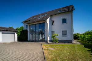 Modernes attraktives Mehrfamilienhaus mit großem bebaubaren Grundstück in Frankfurt-Sossenheim