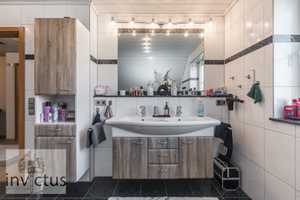 Wohnen mit Stil: Großzügiges Haus mit 6 Zimmern, Wintergarten, Doppelgarage, Kamin & Einliegerwhg! – Heilbronn (Kreis) – Vorschaubild 27