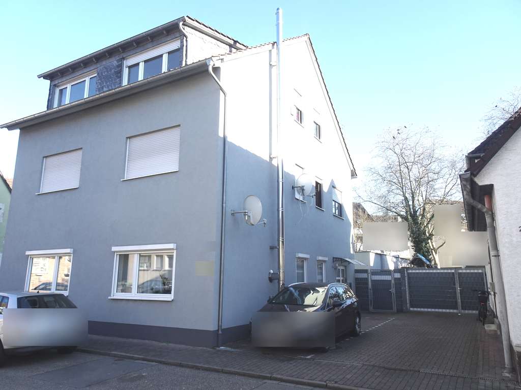 Immobilie in Viernheim - 2 Häuser mit 5 gepflegten modernisierten Wohnungen und Stellplätzen - Bild 1