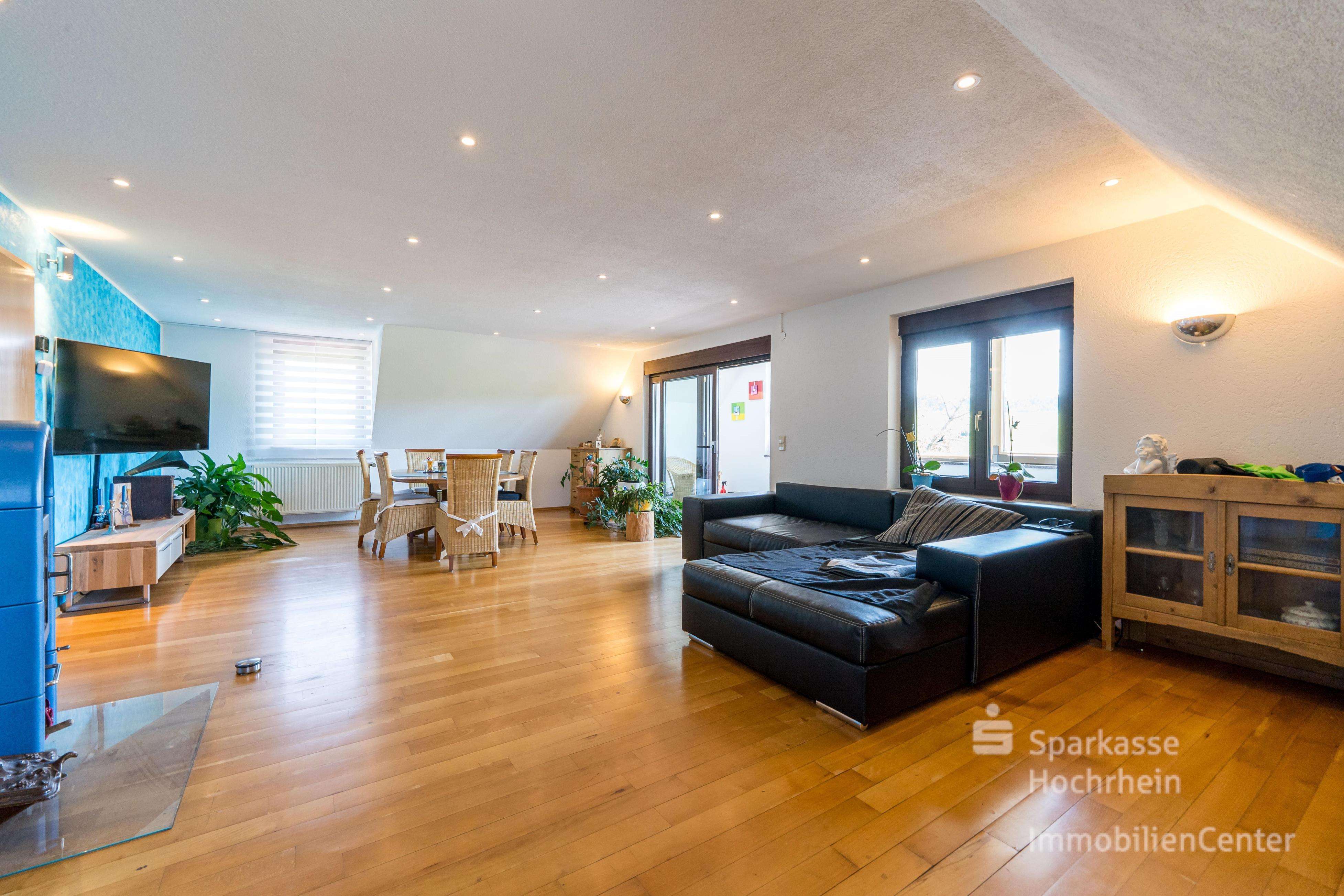 Immobilie in Herrischried - Viel Raum für Ihr Leben - Charmantes Landhaus mit drei Wohneinheiten und großem Grundstück - Bild 3