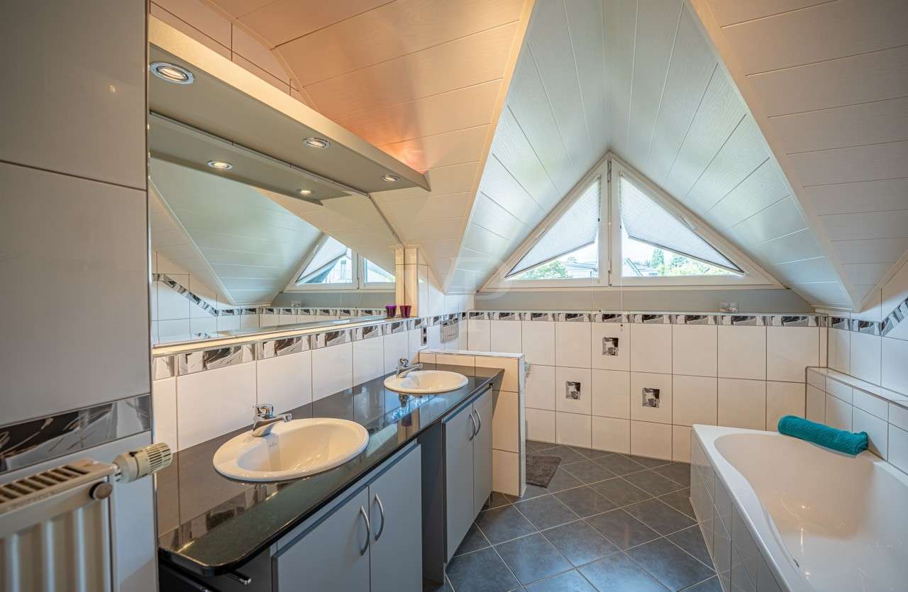 Immobilie in Berod bei Wallmerod - Großzügiges Ein-/Zweifamilienhaus in wunderschönem Wohngebiet – flexibel nutzbar und sofort bezugsbe - Bild 4