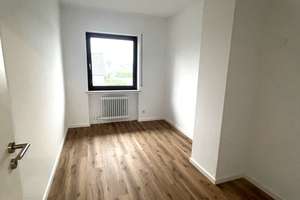 Freshly modernized end-of-terrace house with fitted kitchen, fireplace and garage – Traunsteiner Straße 2, 65205 Delkenheim, Wiesbaden – Vorschaubild 10