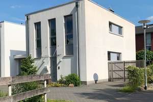 Modernes Einfamilienhaus, mit viel Tageslicht und Blick in die Natur