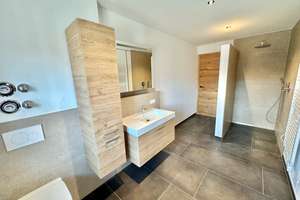 Erstbezug in moderner 3-Zimmer-Wohnung im neu ausgebauten Bauernstadl mit überdachter Terrasse – Ametsbichl 6, 83109 Großkarolinenfeld – Vorschaubild 10