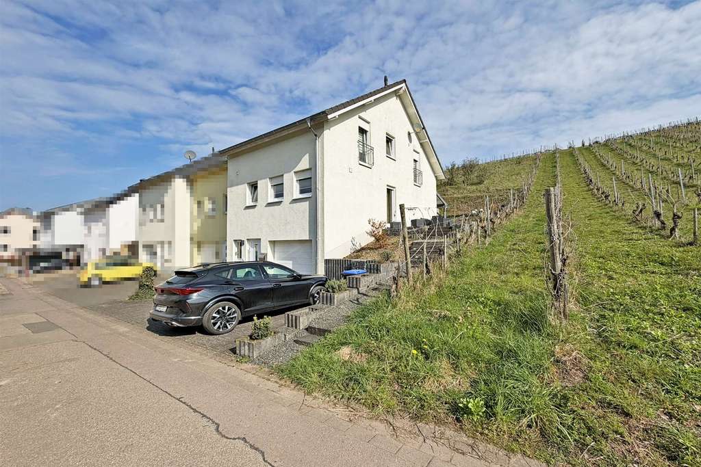 Immobilie in Wiltingen - Wiltingen: Modernes Reihenendhaus, ideal für Familien, mit Garage, großer Terrasse und Hanggarten - Bild 1