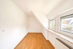 Frisch renovierte 3 Zimmer Dachgeschosswohnung mit neuer Einbauküche & Gartenmitnutzung – Scillawaldstraße 24, 70378 Hofen, Stuttgart – Vorschaubild 2