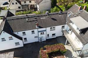 Gepflegtes Mehrfamilienhaus in guter Wohnlage mit 4 Wohnungen und großem Garten
