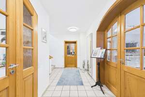 Wohlfühloase mit Gartenidylle: Modernisiertes Haus mit Einliegerwohnung, Doppelgarage und PV-Anlage – Die vollständige Adresse der Immobilie erhältst du vom Anbieter., 84137 Vilsbiburg – Vorschaubild 4