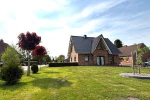 Gepflegtes 3-Giebel-Haus auf großem Grundstück – Die vollständige Adresse der Immobilie erhältst du vom Anbieter., 26532 Großheide – Vorschaubild 1