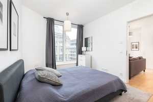 Repräsentative Neubauwohnung in zentraler Mitte-Lage: 2,5 Zimmer mit spektakulärer Fensterfront und  – Berlin – Vorschaubild 13