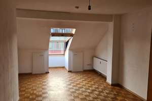 Modernisierte Dachgeschosswg. m. 1 Zimmer, Bad u. Mini- Balkon