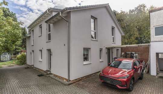 Bild von ***Zwei Häuser auf einem Grundstück –modernes Fertighaus trifft Massivhaus mit Potenzial ***