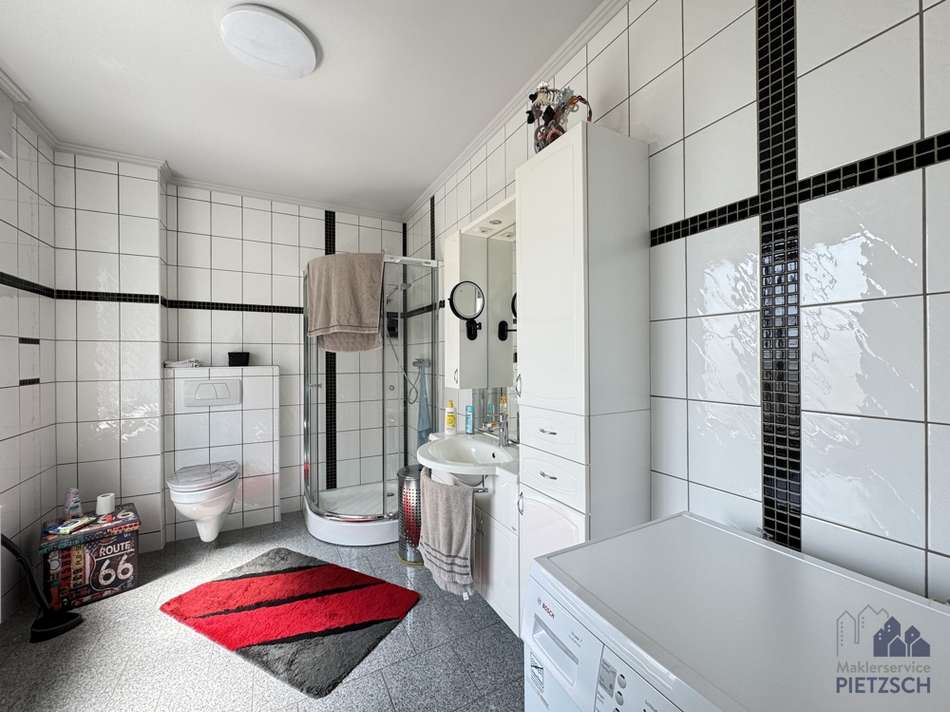 Tageslichtbad mit Dusche 1. OG