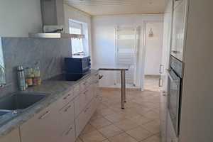 Viel Platz im Familienhaus!  4 Schlafzimmern, 2 Bäder, Ofen, 2 Küchen, Garten, Garage – Biberach (Kreis) – Vorschaubild 2