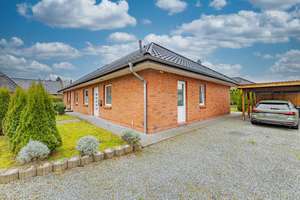 Moderne DHH mit Ausbaureserve! Ruhige Lage, durchdachter Grundriss, Carport, Garten & Solarthermie! – Die vollständige Adresse der Immobilie erhältst du vom Anbieter., 24893 Taarstedt – Vorschaubild 1