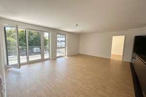 **Familien Willkommen** 4 Zimmer mit Balkon, 2 Bäder und Einbauküche, Parkett, Aufzug – Biklenstraße 10, 70327 Untertürkheim (Ortsteil), Stuttgart – Vorschaubild 2