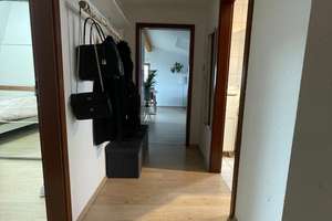 Wohnen & Arbeiten perfekt kombiniert: Helle DG-Wohnung mit separaten Arbeitsraum