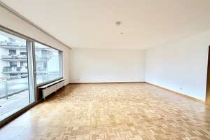 Schöne und helle 3-Zimmerwohnung mit 2 Balkonen, Schwimmbad und Tiefgaragenplatz