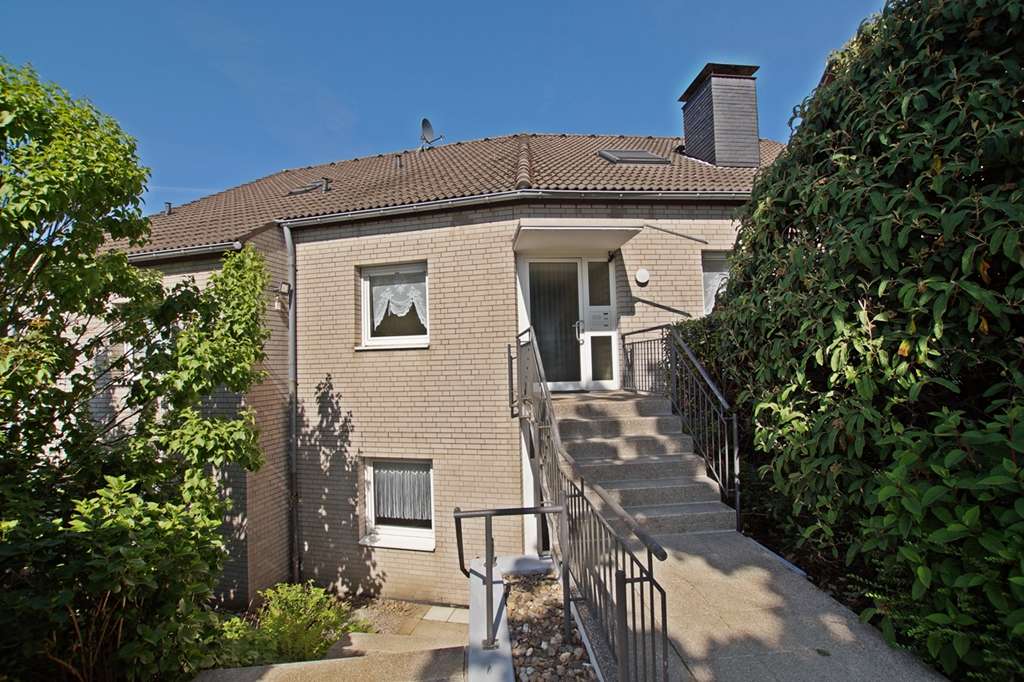 Viel Platz, viele Möglichkeiten - Großes Zweifamilienhaus mit Gartenidylle