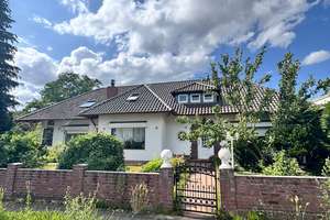 Charmanter Bungalow als 1–2 Familienhaus + UG. Toplage am Bachlauf & im Zentrum von Bad Oeynhausen! – Die vollständige Adresse der Immobilie erhältst du vom Anbieter., 32545 Bad Oeynhausen – Vorschaubild 1