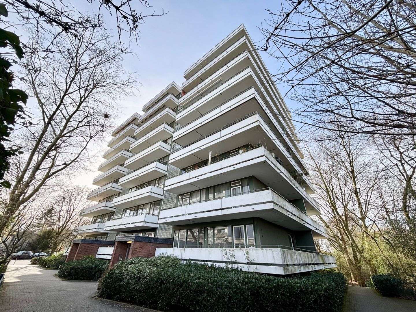 Renovierungsbedürftige Wohnung im 6. Stock mit tollem Weitblick in Düsseldorf-Lörick, Düsseldorf – Bild 1