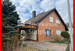 Hausansicht mit Carport