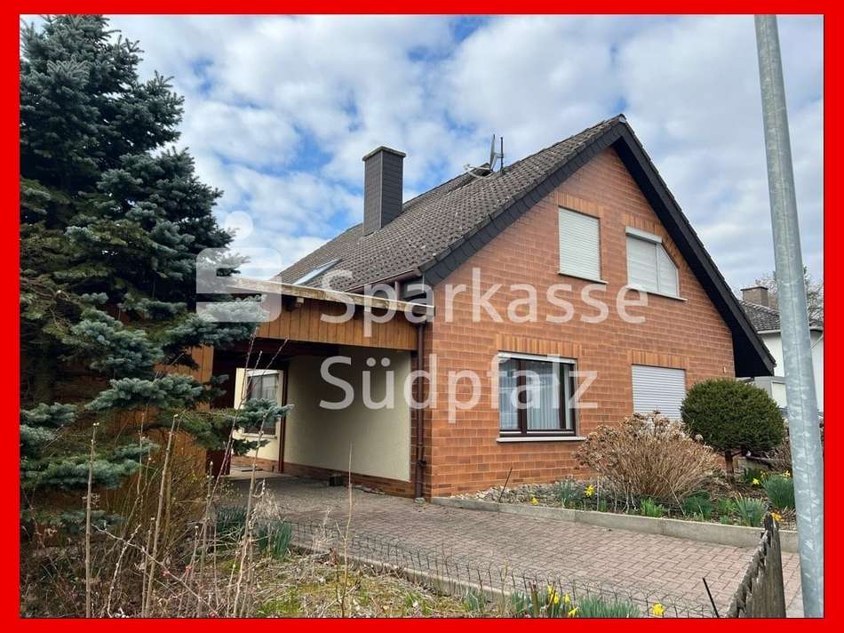 Hausansicht mit Carport