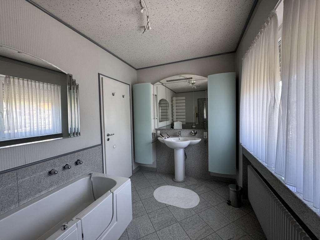 Immobilie in Loffenau - Repräsentatives, großzügiges Einfamilienhaus mit Einliegerwohnung in Bestwohnlage mit großem,  - Bild 3