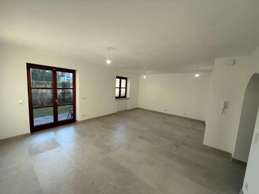 Immobilie in Schrobenhausen - Schickes und frisch renoviertes 1-Zimmer-Apartment mit Terrasse und Garten - Bild 1