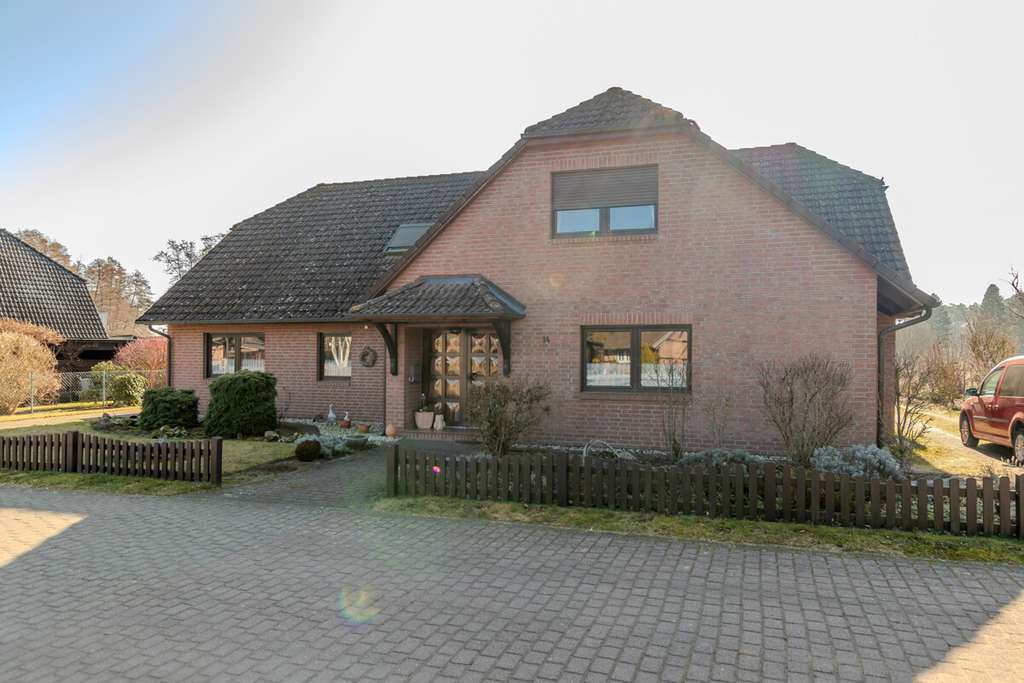 Immobilie in Gartow - Gepflegtes Zweifamilienhaus mit zwei Carports in ruhiger Ortsrandlage - Bild 1