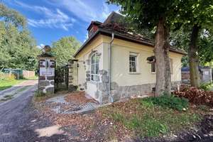 Für Käufer mit Blick für Potenzial: Besonderes Haus auf Schlossareal mit viel Entwicklungsspie...