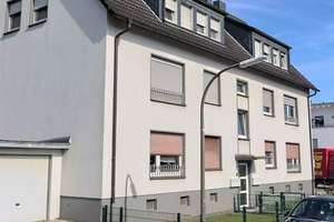 Gepflegtes 6-Familienhaus mit 5 Garagen in Nebenstraße 