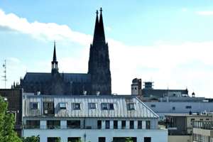 Wohnen mit Aussicht: Möblierte 2-Zimmer-Wohnung mit atemberaubendem Köln – Theodor-Heuss-Ring 1, 50668 Neustadt/Nord, Köln – Vorschaubild 1